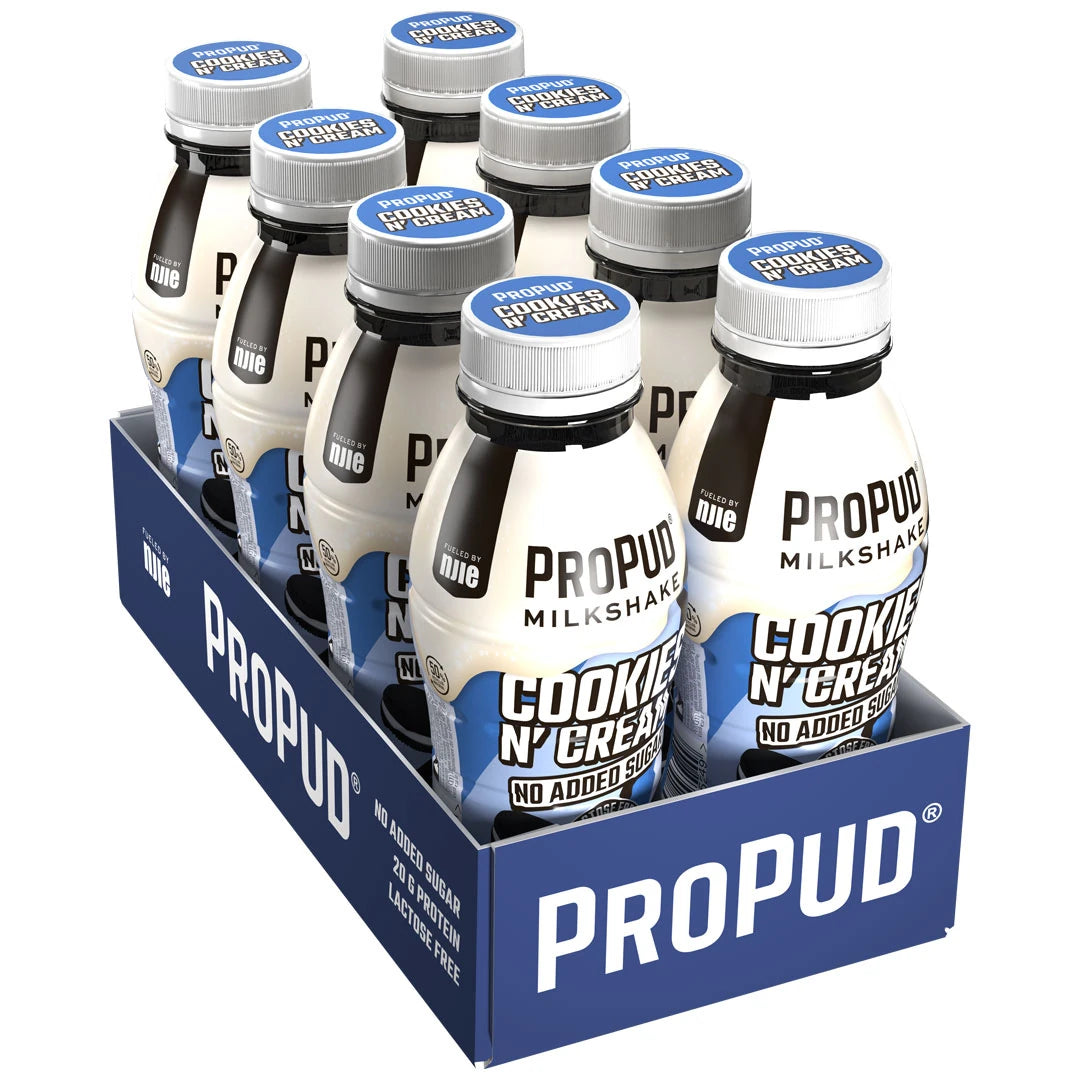 8 x NJIE ProPud Protein Milkshake 330 ml Cookies & Cream i et blått kartongbrett med hvite flasker og blå etiketter.