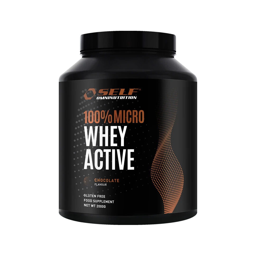 Self Omninutrition 100% Micro Whey Active 2 kg proteinpulver i smaken Chocolate, i en svart boks med kobberdetaljer.