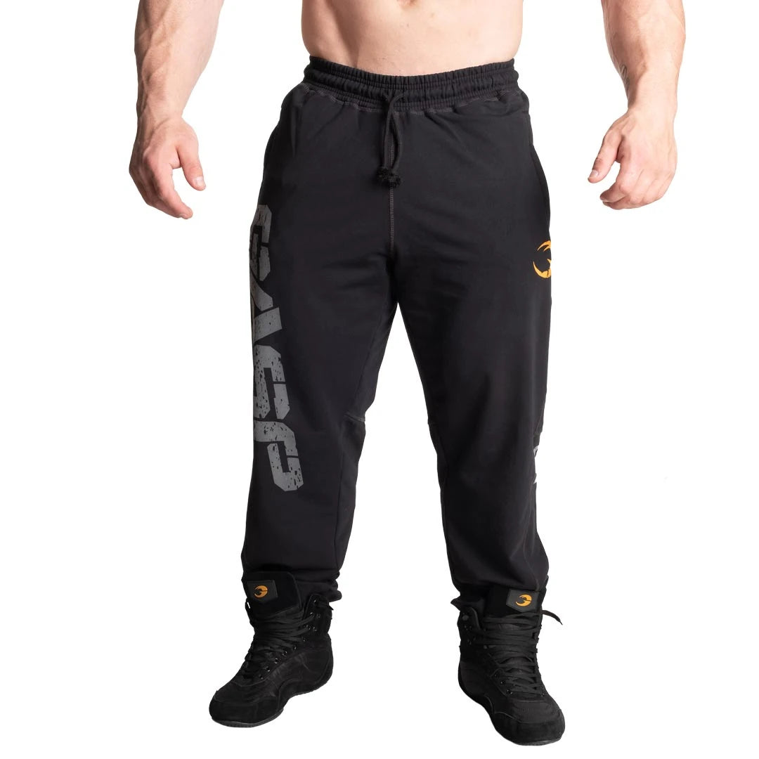 GASP Vintage Sweatpants Black, svarte treningsbukser med smal passform og en stor grå logo langs høyre ben., bilde 1 av 6