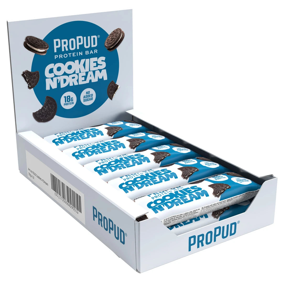 12 x NJIE ProPud Proteinbar 55 g Cookies n' Dream i en hvit displayeske fylt med blå og hvite barer.