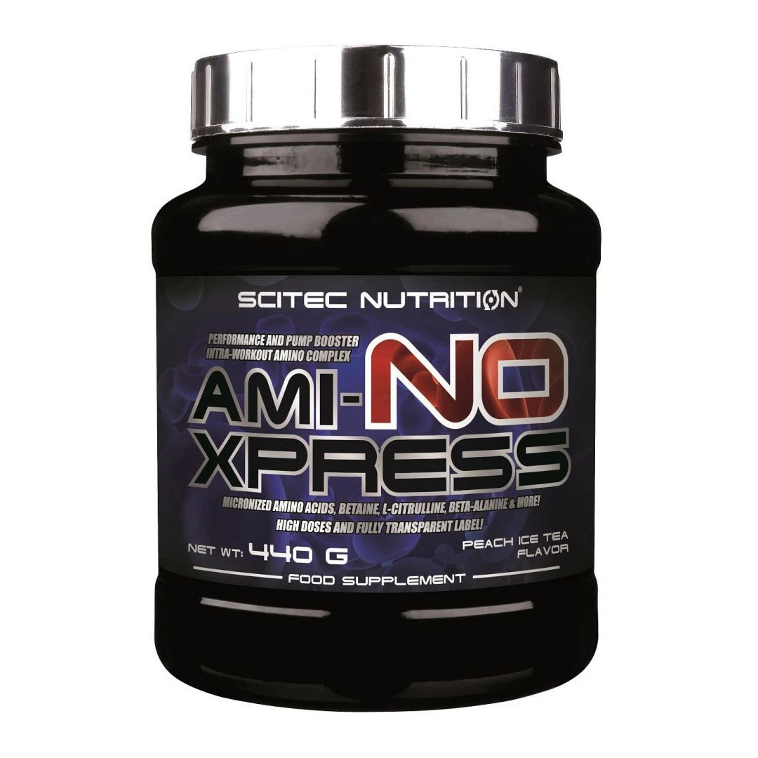 Scitec Nutrition Ami-NO Xpress 440 g aminosyrepulver i en svart boks med sølvlokk og smaken Peach Ice Tea.