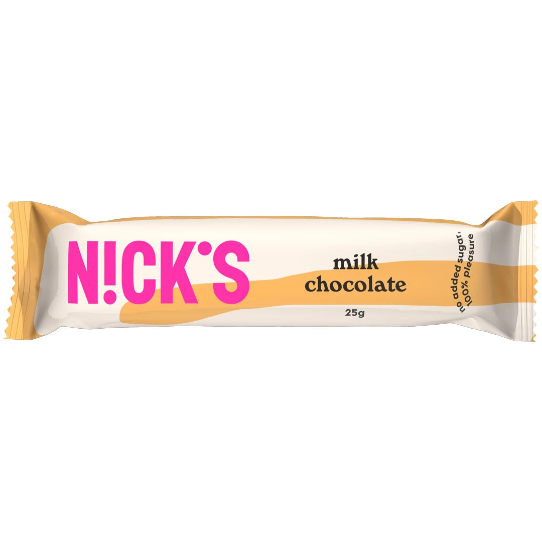 Nicks Milk Chocolate 25 g sjokoladebar i en hvit emballasje med beige detaljer og rosa logo.
