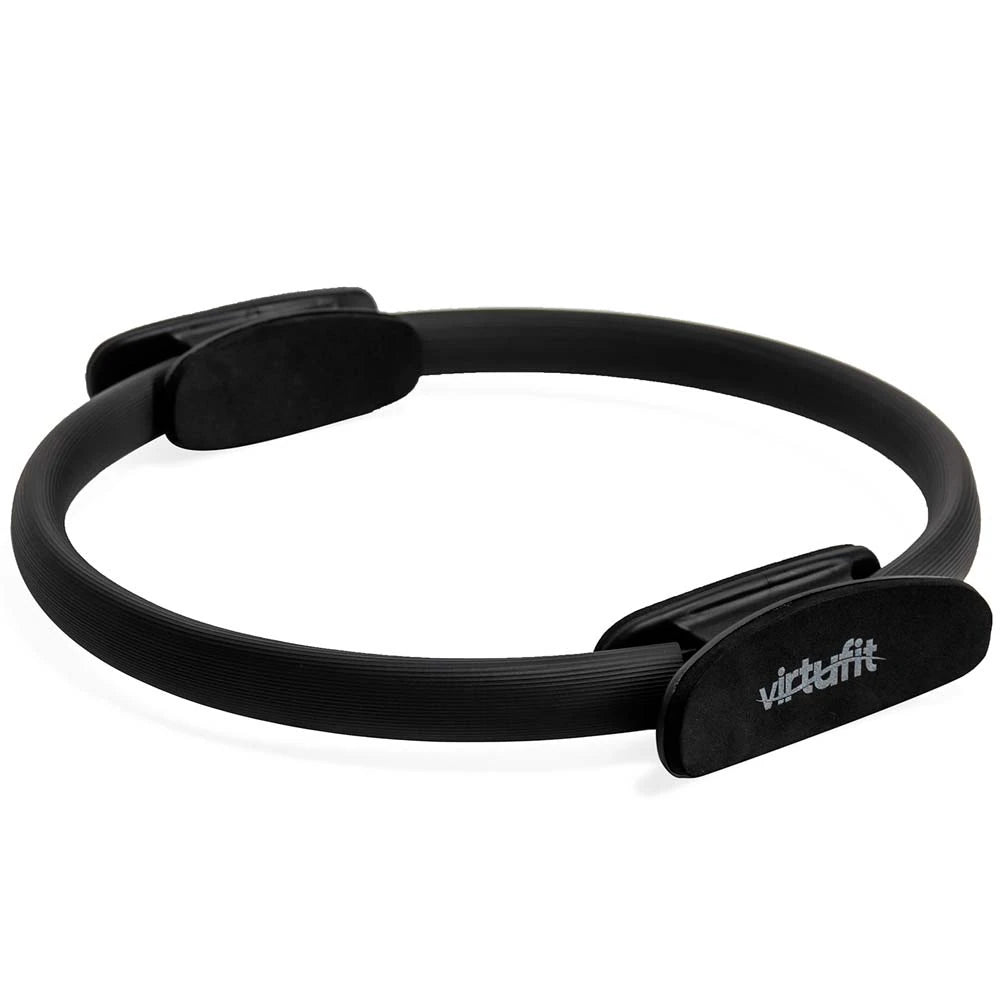 Svart Virtufit Pilates Ring i glassfiber med myke, polstrede håndtak for effektiv pilatestrening.