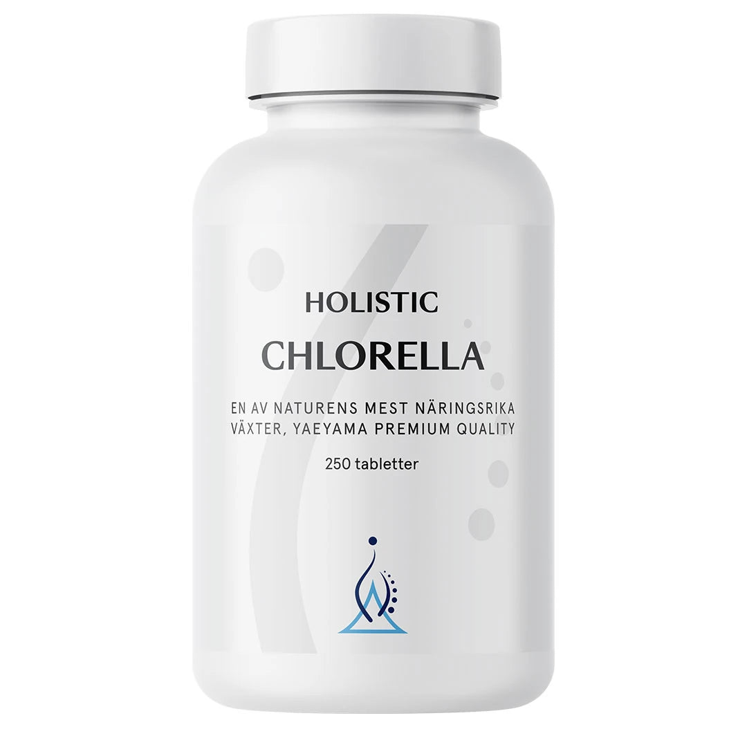 Holistic Chlorella 250 tabs i en stilren hvit boks med grå og blå detaljer.