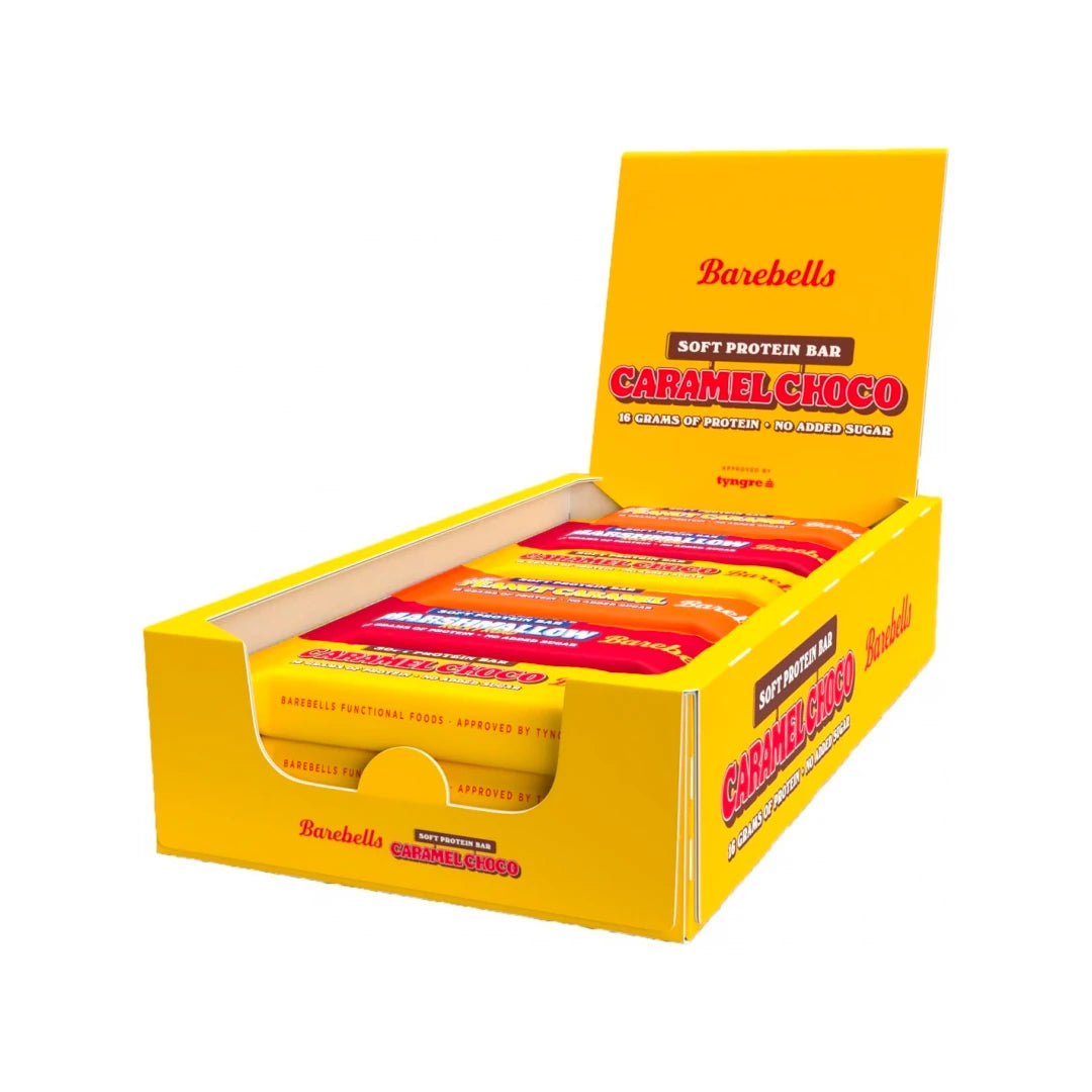 12 x Barebells Soft Protein Bar Mixlåda 55 g i en åpen gul displayeske fylt med ulike smaker.